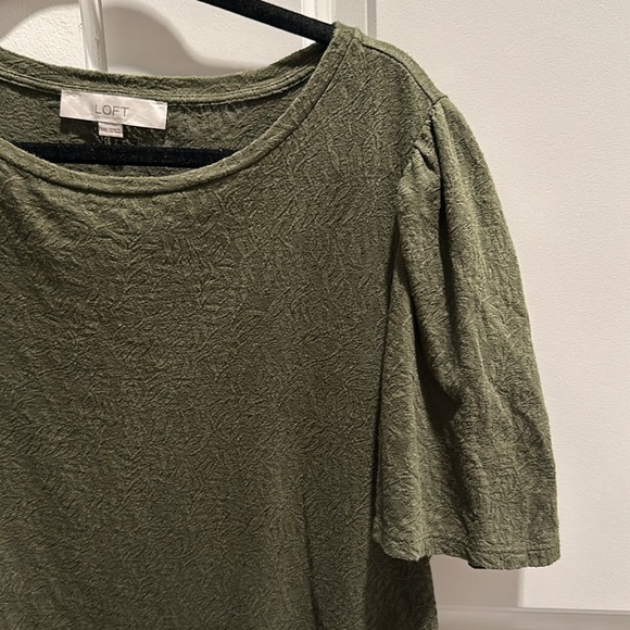 Leaf embossed puff sleeve top - Picture 4 of 4